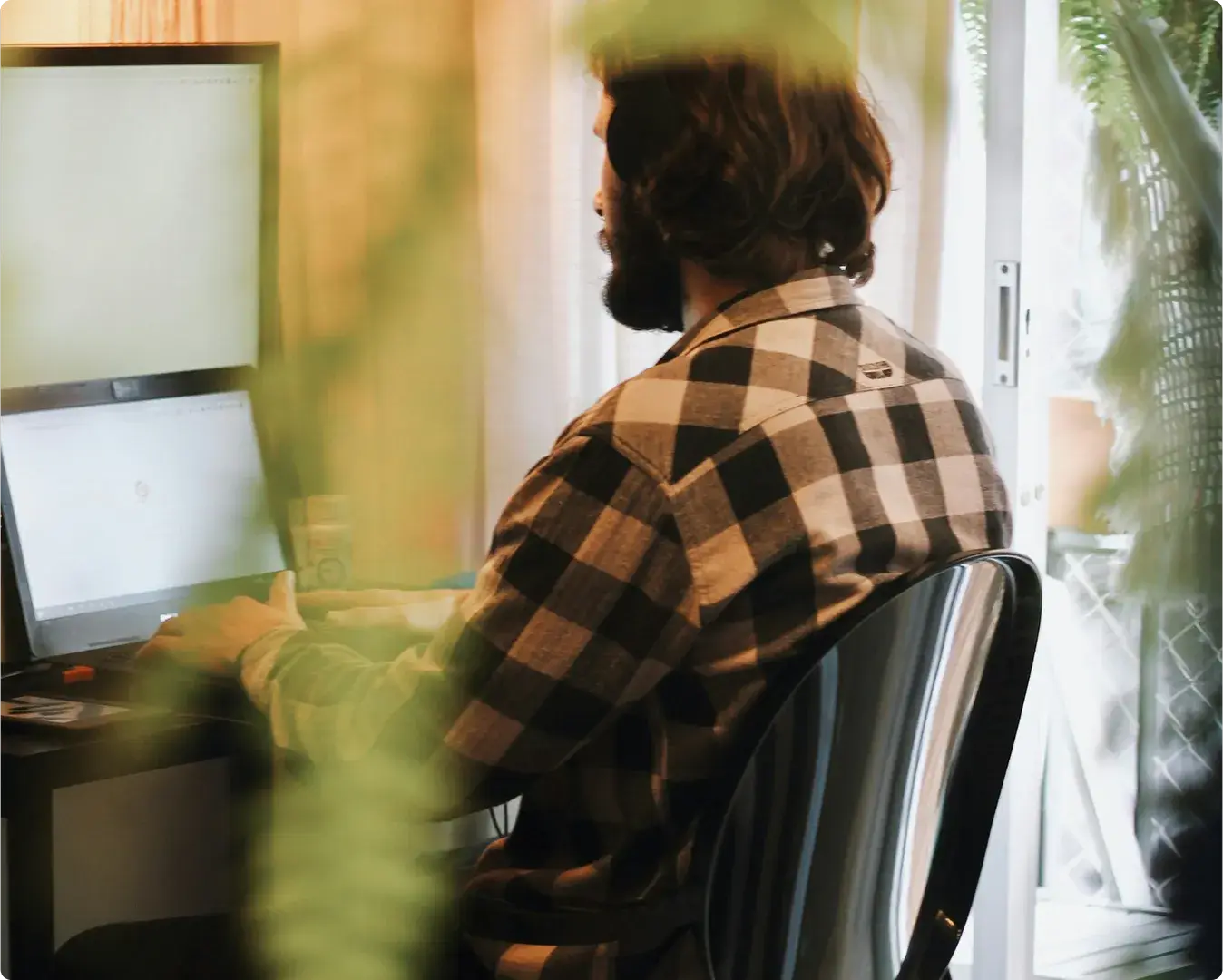 man on computer getting digital high value home insurance