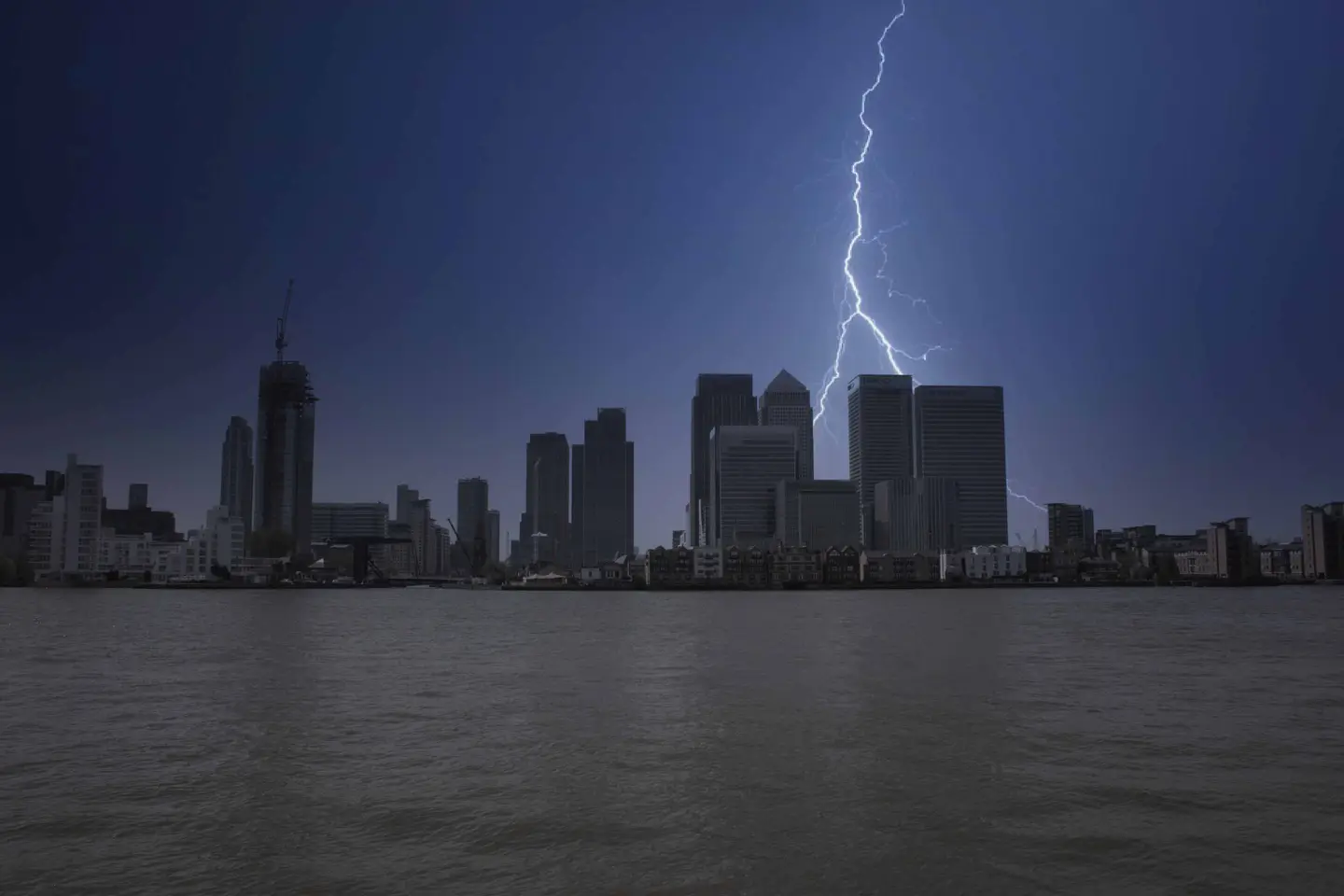 lightning striking canary wharf london 